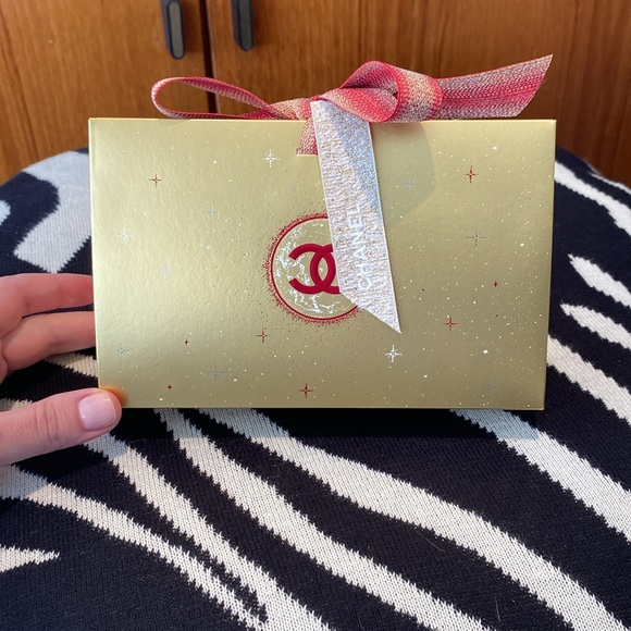 CHANEL HOLIDAY 2023 GIFTBOX AND RIBBON - Picture 2 of 3